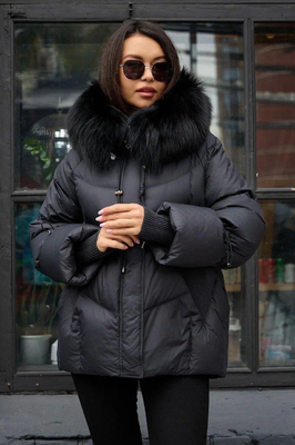 Женский пуховик черного цвета с енотом
