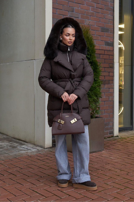 Приталенный пуховик с песцом