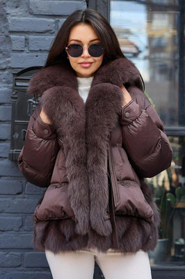 Женский пуховик коричневого цвета с капюшоном